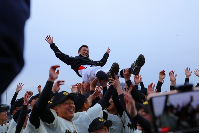 小針監督を部員が胴上げ